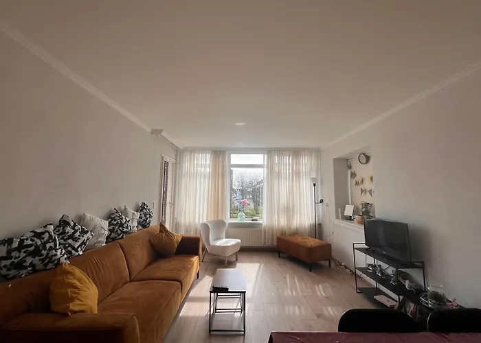 Lovely And Spacious In 아파트